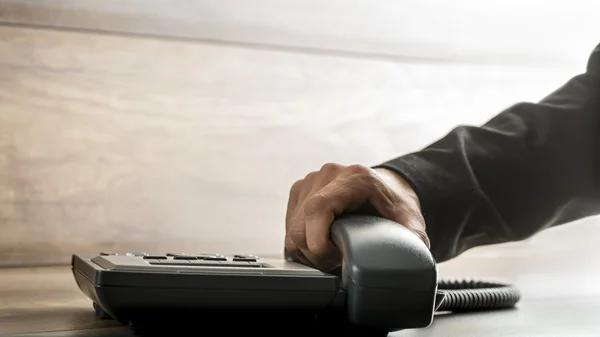 злой коллектор. брошенная телефонная трубка. коллекторы звонят. красная трубка телефона. сбрасывает трубку.