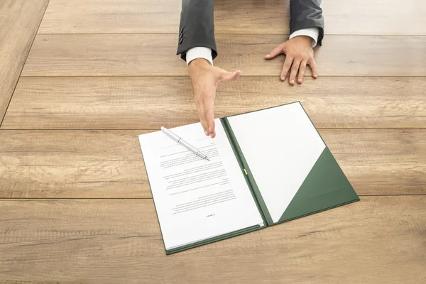 Businessman waiting to shake hands over a contract — Stock fotografie