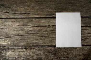 Boş kağıt üzerinde eski rustik ahşap plakalar