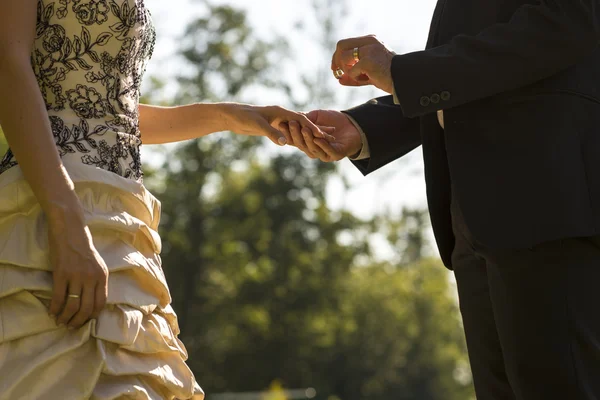Ember, javasolva vagy feleségül veszi kedvesét — Stock Fotó