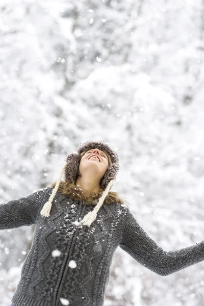 Mulher alegre apreciando a neve de inverno — Fotografia de Stock