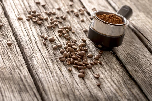 Frische Kaffeemühlen und geröstete Bohnen — Stockfoto