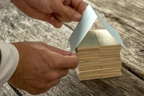 Designer formando uma miniatura de madeira e papel — Fotografia de Stock