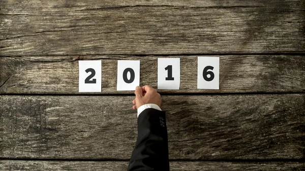 Empresário desejando-lhe Feliz Ano Novo para 2016 — Fotografia de Stock