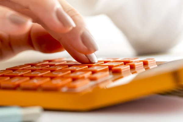 Feminino contador ou banqueiro fazendo cálculos em mesa laranja c — Fotografia de Stock