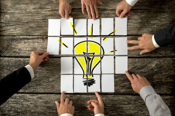 Высокий вид на руки бизнесменов, прикасающихся к белым бумажкам
