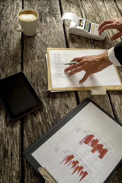 Zakenman berekening Handelsbemiddeling in de tabel — Stockfoto