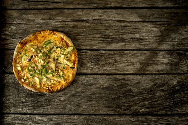 Top view of delicious freshly baked vegetarian pizza topped with — Stockfoto