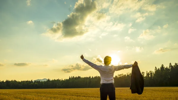 Joven ejecutivo ambicioso disfrutando de su éxito empresarial como él st — Foto de Stock