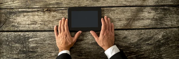 Vista dall'alto di mani di uomo d'affari in possesso di tablet digitale nero — Foto Stock
