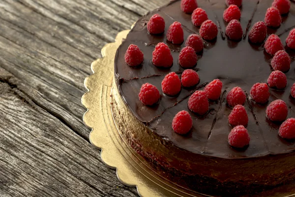 Вид зверху на смачний сирий шоколадний торт, прикрашений малиною — стокове фото