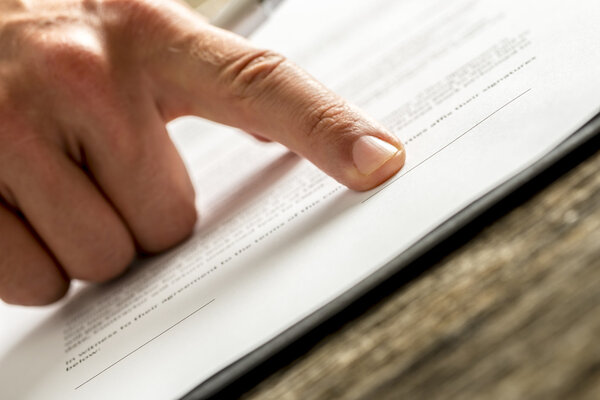 Бизнесмен ждет подписи
