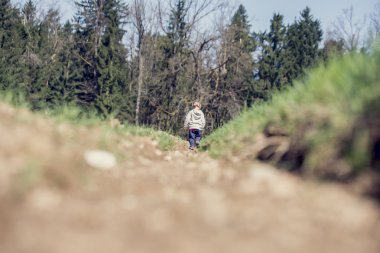 Küçük çocuğun dağlık kırsal kesimde