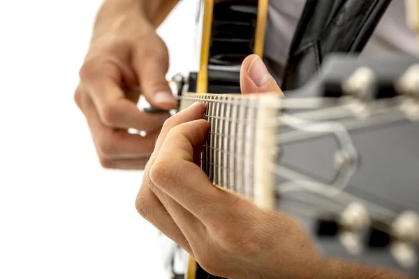 Uomo strumming una chitarra — Foto Stock