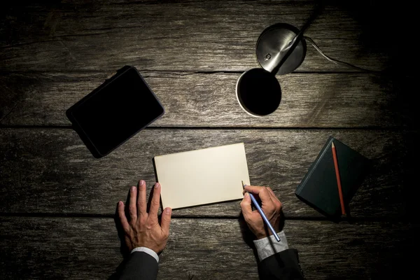 Homme d'affaires travaillant tard à son bureau — Photo