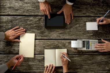 Notlar, Tablet ve hesap makinesi ile işadamları el