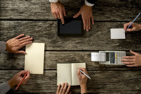 Geschäftsleute mit Notizen, Tablet & Taschenrechner — Stockfoto