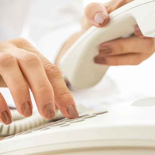 Gros plan de l'opérateur téléphonique féminin composant un numéro de téléphone — Photo