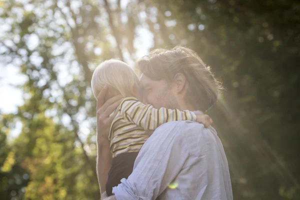 Tender momento amoroso entre um jovem pai e seu filho — Fotografia de Stock