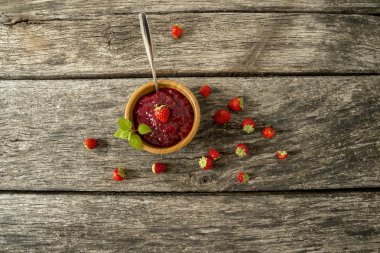 Lezzetli taze yapılmış meyve reçeli bir küçük kase Aralık Üstten Görünüm