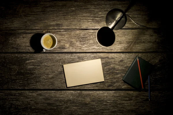 Vista aerea di lampada da scrivania, caffè, notebook e pezzo vuoto di — Foto Stock