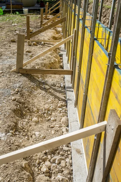 Construcción con paneles amarillos de madera soportados — Foto de Stock