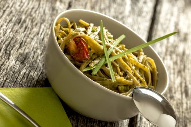 Lezzetli taze İtalyan yeşil pesto soslu makarna pişmiş