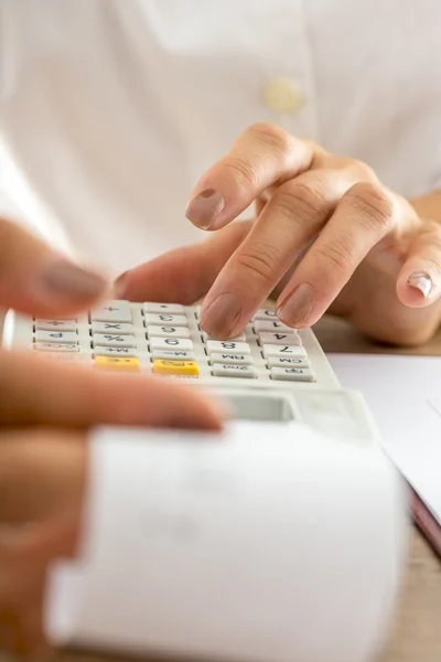 Vista frontal del contador femenino calculando con la máquina agregadora —  Fotos de Stock