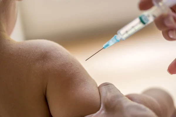 Médico inyectando a un niño pequeño —  Fotos de Stock