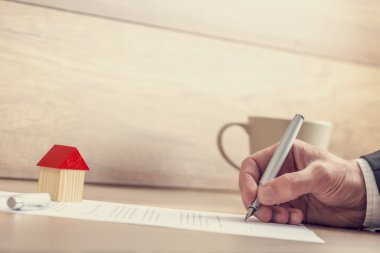 Erkek el evin sözleşme imzalama sigorta kağıtları, portre