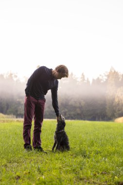 Adam ayakta zevk doğa o köpeği pat aşağı virajlı olarak