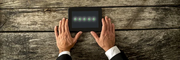 Vue aérienne de la main masculine tenant une tablette numérique avec cinq ch — Photo