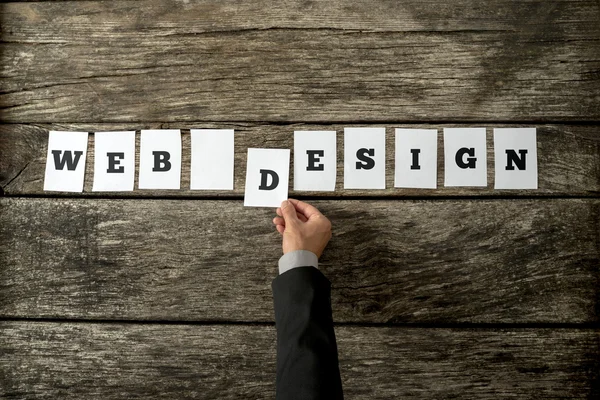Overhead view of web designer assembling a Web design sign — Stock fotografie