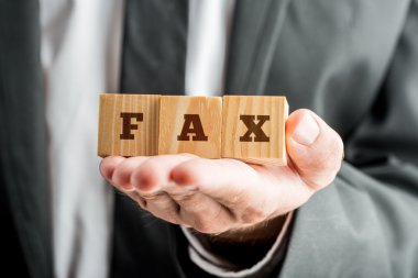 Faks okuma üç tahta küpleri tutan işadamı el