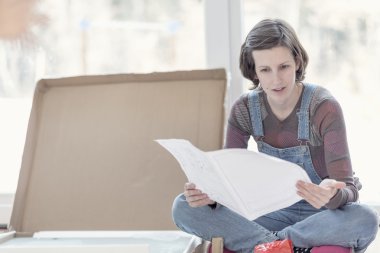 Yeni evine bir cardb yanında katında oturan genç kadın