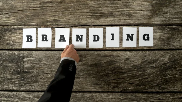 Draufsicht des Geschäftsmannes, der das Wort Branding montiert — Stockfoto