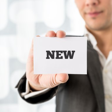 Yeni söz ile beyaz bir kart tutan işadamı