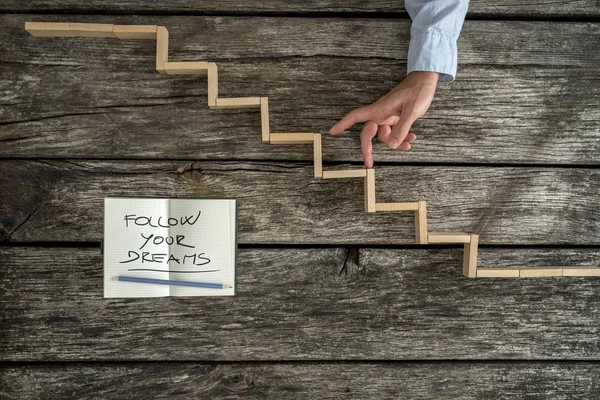 Mannenhand lopen zijn vingers houten trap met een volgen uw — Stockfoto