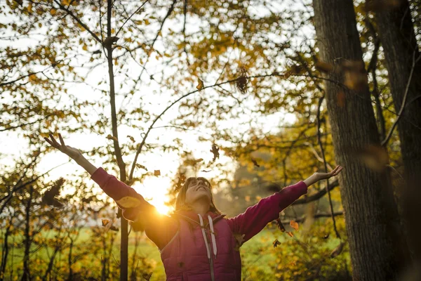 Jeune femme jouissant d'une belle vie et la nature comme elle jette aut — Photo