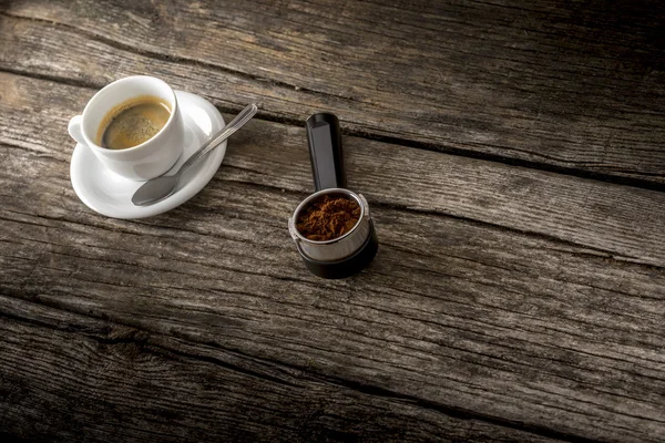 Cup of fresh hot Arabica black coffee and freshly ground coffee — Stockfoto