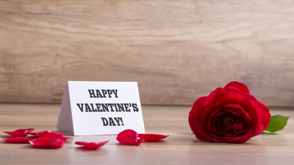 Weiße Grußkarte mit einem fröhlichen Valentinstag-Schild neben einem b — Stockfoto