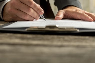 Sözleşme, belge veya yasal kağıt imzalama işadamı closeup