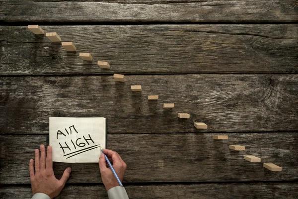 Erkek el bir AIM yüksek mesaj yanında bir beyaz kağıda yazı bir