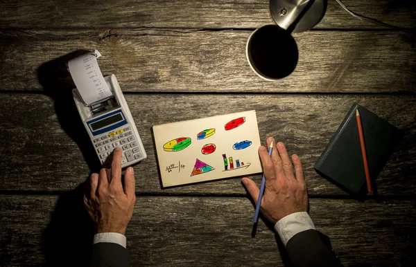 Bovenaanzicht van een man met behulp van calculator met afdruk uit — Stockfoto