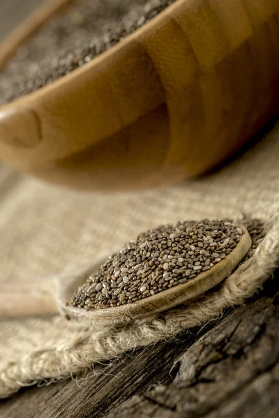 Closeup του το ξύλινο κουτάλι γεμάτο υγιή οργανικά chia σπόρους — Φωτογραφία Αρχείου