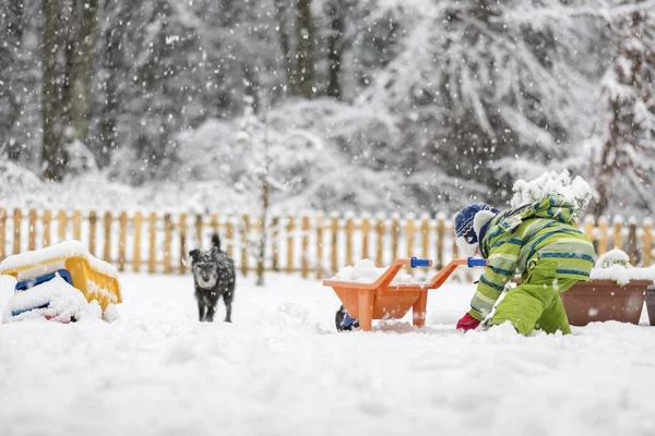 Winterpret in de besneeuwde natuur — Stockfoto