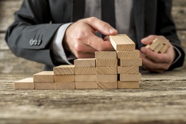 Adımlar ahşap p inşa işadamı görünümünü açık portre