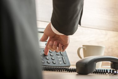 Aranan telefon numarası üzerinde klasik siyah landli iş adamı