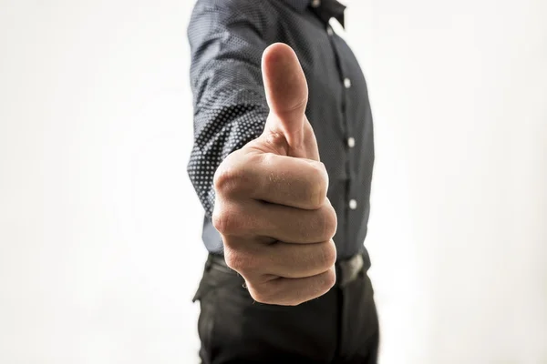 Primer plano del hombre de negocios mostrando un pulgar hacia arriba signo hacia usted —  Fotos de Stock