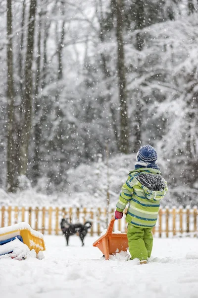 冬天的乐趣-雪衣在雪地里玩耍的小孩 — 图库照片